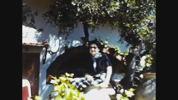 Ventimiglia Italië Mei 1968 Vrouw Die Lente Bloementuin Zit Jaren — Stockvideo