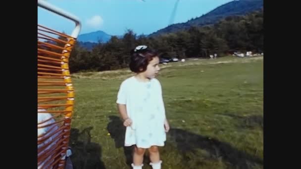 Como Italia Maggio 1983 Bambini Lanciano Aerei Modello Parco Negli — Video Stock
