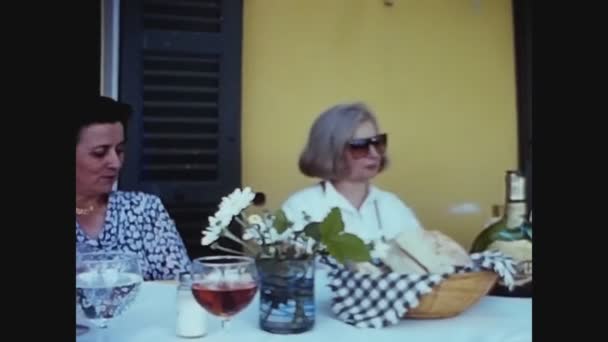 Como Itália Maio 1983 Almoço Família Varanda Nos Anos — Vídeo de Stock