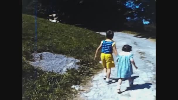 Como Italia Maggio 1983 Passeggiata Dei Bambini Nel Parco Negli — Video Stock
