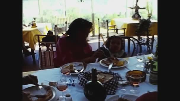 Gom Italien Maj 1983 Familjelunch Verandan Talet — Stockvideo