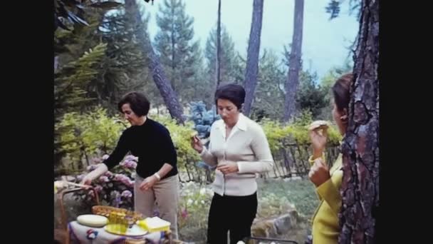 Pavia Italijuni 1962 Familjeögonblick Trädgården Talet — Stockvideo