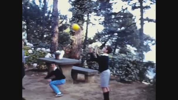 Pavia Talya 1962 Çocuklar Yıllarda Bahçede Top Oynuyorlar — Stok video