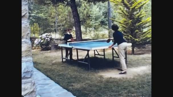 1962年6月 意大利帕维亚 1962年 60年代 孩子们在花园里打乒乓球 — 图库视频影像