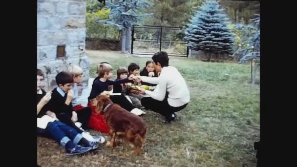 Pavia Italy June 1962 대어린이들 간식을 가지고 — 비디오
