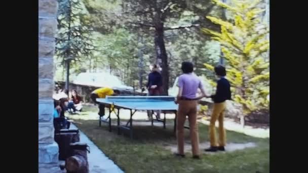 Pavia Italie Juin 1960 Les Garçons Jouent Tennis Table Dans — Video