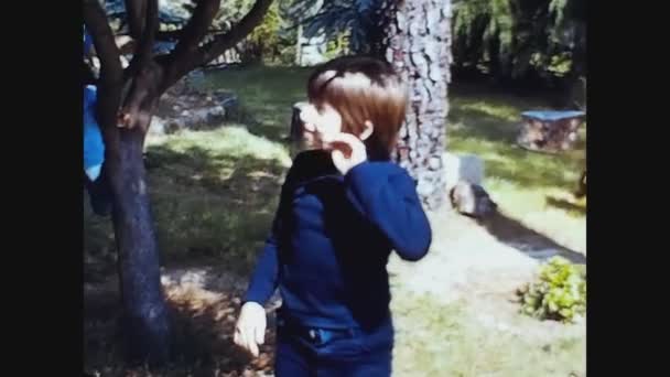 Pavia Italia Kesäkuu 1960 Lapset Leikkivät Puutarhassa Luvulla — kuvapankkivideo