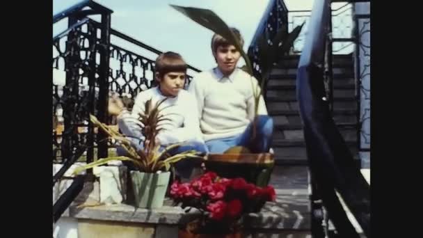 Pavia イタリア1960年6月26日 60年代の屋外庭園の家族の思い出を描いた子供たち — ストック動画