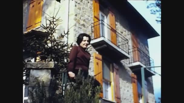 Pavia Italie Décembre 1960 Femme Souriante Dans Jardin Dans Les — Video