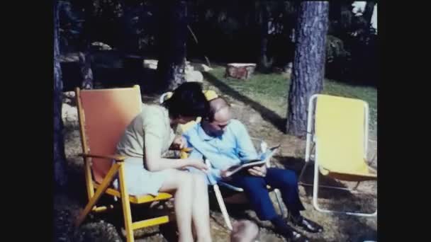 サンレモ イタリア1962年5月 夫と妻は60年代に庭の雑誌を見て — ストック動画