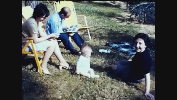 Sanremo Italien Maj 1962 Familj Med Barn Trädgården Talet — Stockvideo