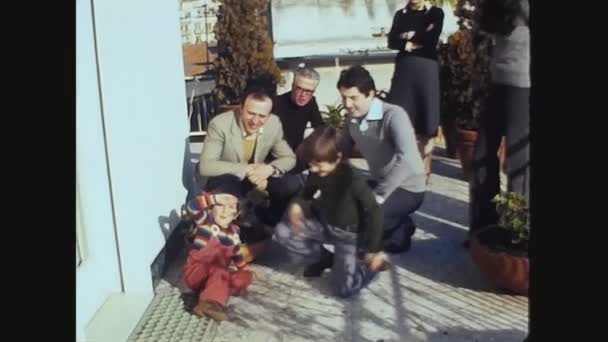 Sanremo Italy May 1962 60年代阳台上的全家福 — 图库视频影像