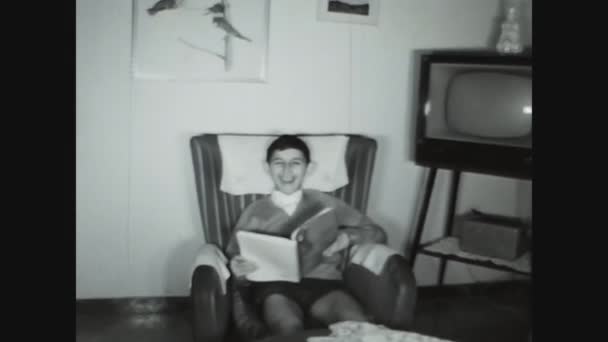 Como Italy Μάιος 1960 Παιδί Διαβάζει Κόμικς Στην Πολυθρόνα — Αρχείο Βίντεο