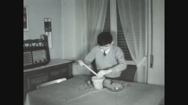 Como Italy Mungkin 1960 Menaruh Bibit Dalam Pot Pada Tahun — Stok Video
