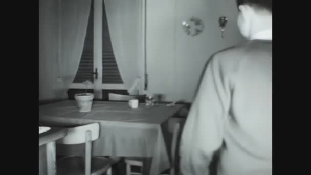 Komo Itálie 1960 Kid Přináší Snídani Stůl Letech — Stock video