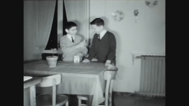 Como Italy May 1960 Kid Living Room Family Memories 60S — Stock Video