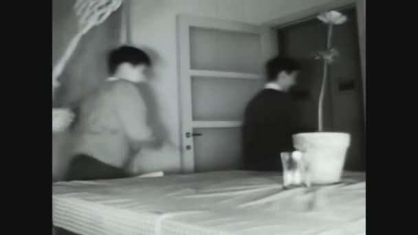 Gom Italien Maj 1960 Mor Jagar Pojkar Med Kvast Talet — Stockvideo