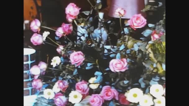 Coo Italy May 1961 60年代商店橱窗中的花卉安排 — 图库视频影像