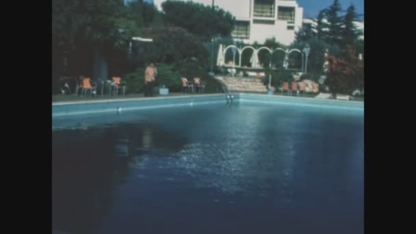 Alberobello Itália Junho 1969 Piscina Exterior Luxuosa Hotel Nos Anos — Vídeo de Stock