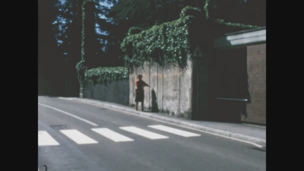 Orta Italia Maggio 1968 Anziana Signora Cammina Strada Sola Negli — Video Stock