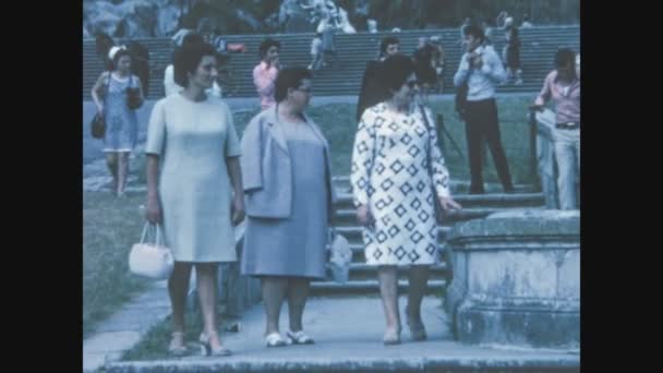 Caserta Italy May 1968 60年代在卡塞尔塔王宫参观瀑布的人 — 图库视频影像