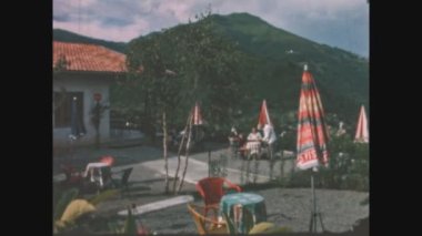 SCHIGNANO, İtalya 1963: 60 'larda aile açık bir kafe masasında öğle yemeği yedi