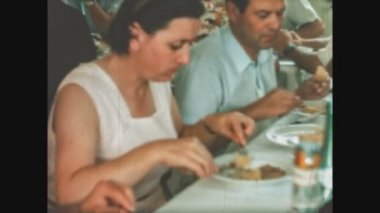 SCHIGNANO, İTALYA HAZİRAN 1963: 60 'larda öğle yemeğinde