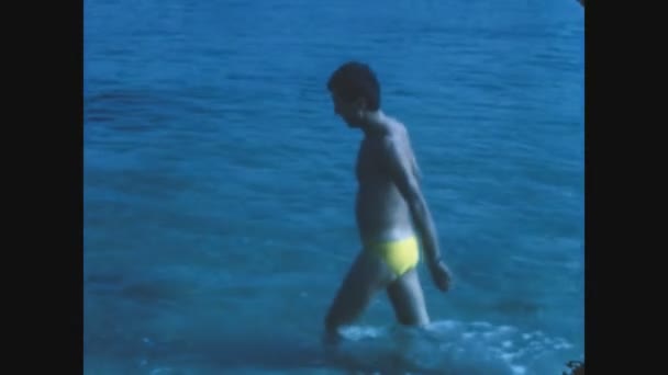 Cagliari Italia Giugno 1970 Uomo Bagna Nel Mare Vacanza Negli — Video Stock