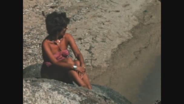 Cagliari Włochy Czerwca 1970 Dziewczyna Siedząca Nad Morzem Latach Tych — Wideo stockowe