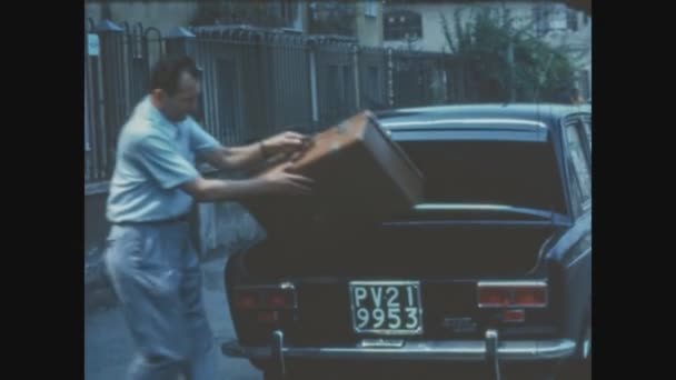 Schignano Olaszország 1963 Június Pakold Bőröndöket Csomagtartóba Években — Stock videók