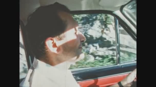 Schignano Italijuni 1963 Närbild Man Kör Bil Talet — Stockvideo