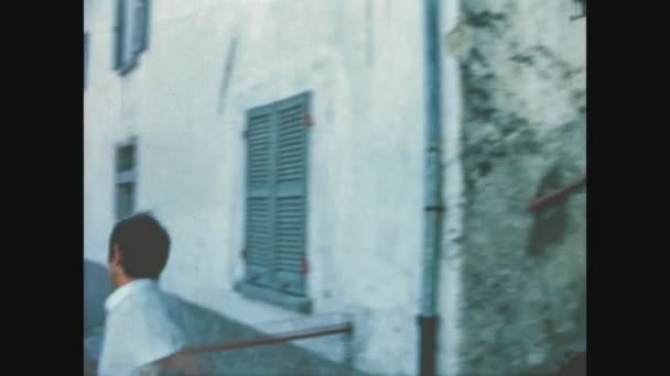 Schignano Italy Ιουνιοσ 1963 Έφηβοι Βγαίνουν Και Συναντιούνται Ομάδες — Αρχείο Βίντεο