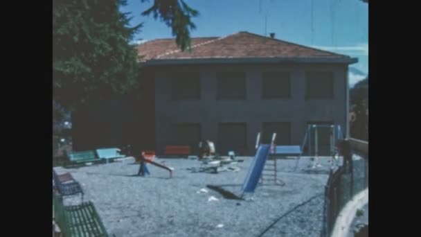 Schignano Italijuni 1963 Trädgård Till Dagis Med Barn Som Leker — Stockvideo
