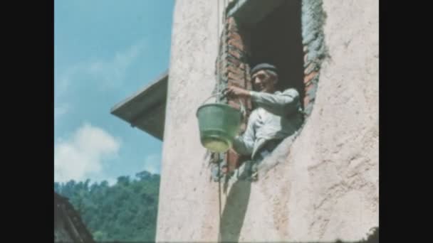 Schignano イタリア1963年6月 1960年代の仕事におけるレンガ職人 — ストック動画