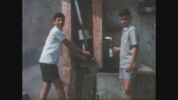 Villastrada Italie Juin 1963 Les Enfants Extraient Eau Avec Une — Video