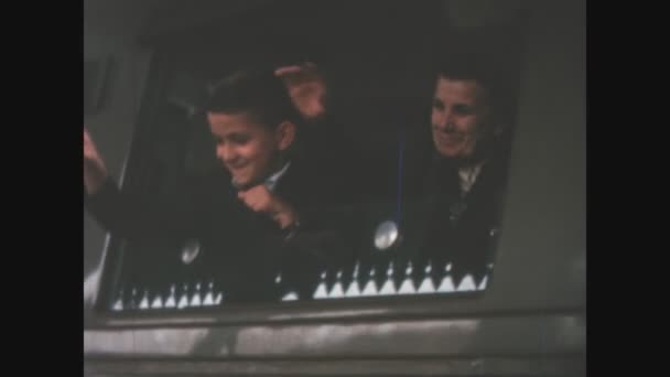 Como Italia Giugno 1963 Passeggeri Salutano Scene Del Treno Partenza — Video Stock