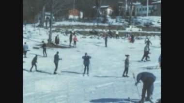 PIANI DEI RESINELLI, İTALYA 1963 ARALIK: 60 'larda yamaçta kayakçılar
