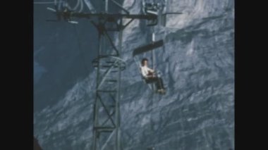 COGNE, ITALY HAZİRAN 1968: insanlar teleferiğin koltuklarına oturur