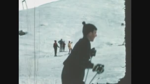 Piani Dei Resinelli Italy December 1963 Лыжники Склоне — стоковое видео