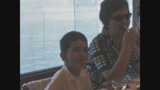 Piani Dei Resinelli Itália Dezembro 1963 Família Almoçando Restaurante Nos — Vídeo de Stock