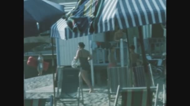 Celle Italy June 1963 Folk Stranden Årene – stockvideo