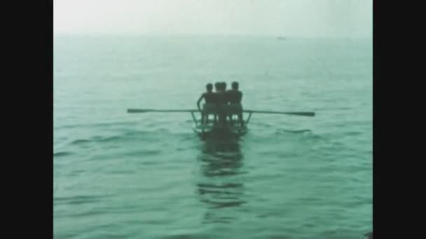 Celle Italien 1963 Drenge Robåd Ved Havet Erne – Stock-video