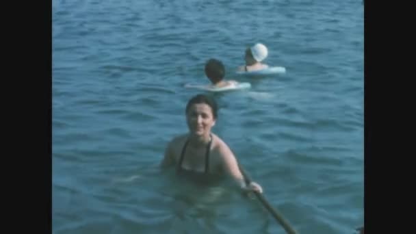 Celle Italy June 1963 Люди Купаются Море — стоковое видео