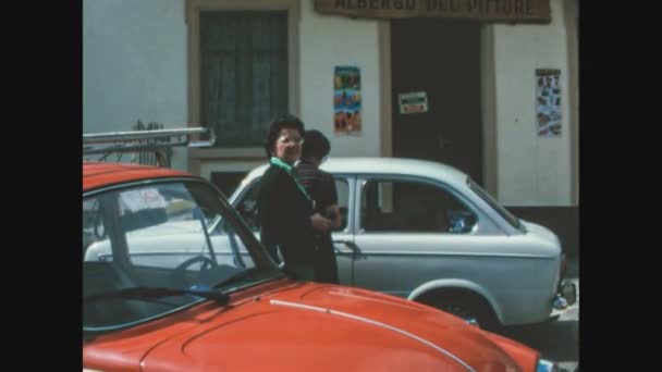 Stresa Itálie Květen 1970 Starší Dámské Silniční Auto Letech — Stock video