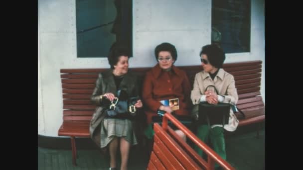 Stresa Ιταλια Μαϊοσ 1970 Κυρίες Ταξιδεύουν Ατμόπλοιο Στη Δεκαετία Του — Αρχείο Βίντεο