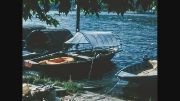 イタリアのステラ1970年5月 70年代に湖岸に係留された小型ボート — ストック動画
