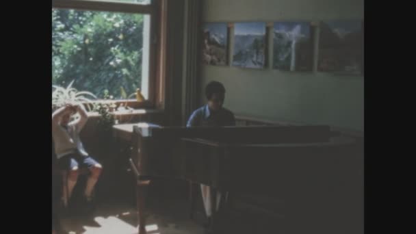 Cogne Italia Junio 1968 Hombre Toca Piano Casa Los Años — Vídeos de Stock