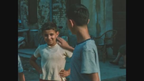 Schignano Olaszország 1963 Június Szegény Gyerekek Bújócskáznak Olaszországban 1960 Években — Stock videók