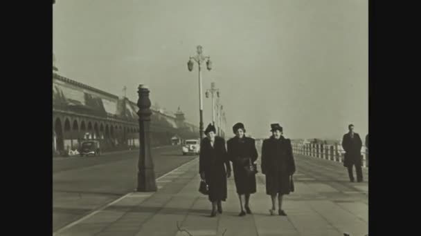 Londres Reino Unido Marzo 1949 Mujer Paseando Por Acera Londres — Vídeos de Stock
