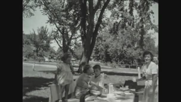 Kansas Estados Unidos Marzo 1949 Picnic Familiar Aire Libre 1940 — Vídeo de stock